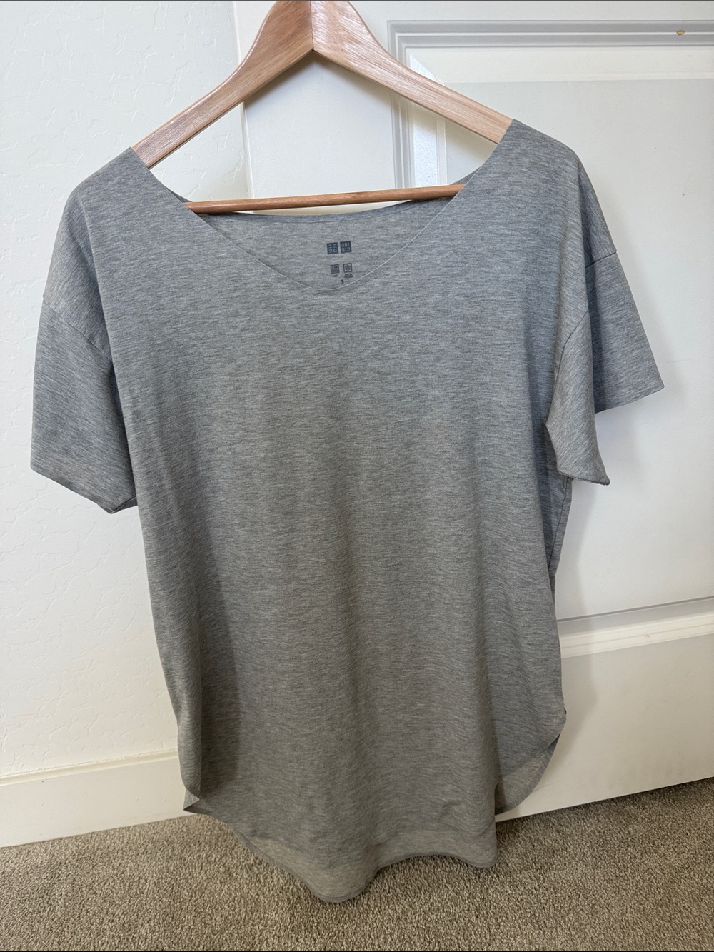 Uniqlo Women’s Light Gray V‑Neck Short Sleeve Tee